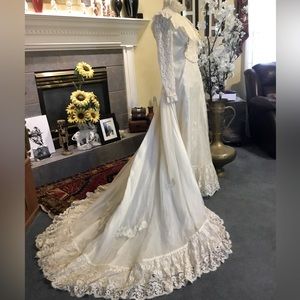 VINTAGE 60s gorgeous wedding gown. Comes complete with veil Size Small